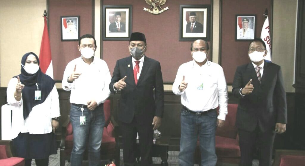 PROGRAM: Gubernur Sulut Olly Dondokambey didampingi Sekprov Edwin Silangen menerima audiensi dengan Direktur Keuangan BPJS Ketenagakerjaan Asep Rahmat Suwandha.