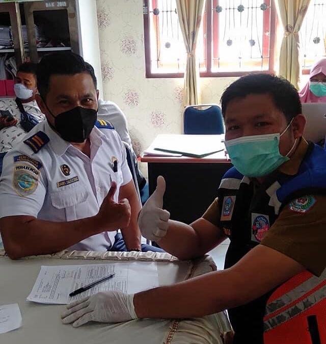 PELAYANAN PRIMA: Gito Soeharto (kanan) saat bertugas di Puskesmas Tinumbala. foto: istimewa