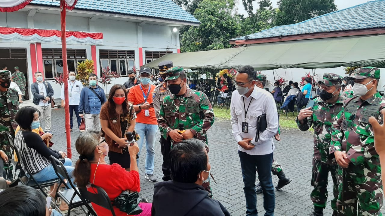 Komandan Korem (Danrem) 131/Santiago Brigjen TNI Prince Meyer Putong , Regional CEO BRI Kanwil Manado John Sarjono bersama stakeholder terkait, saat memantau pelaksanaan vaksinasi di Kecamatan Demembe, kemarin. (Ayu/MP)