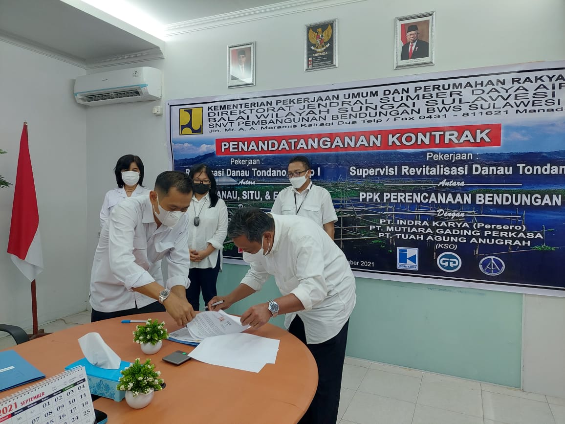 SIAP BANGUN : Dirut PT. Bumi Karsa Kamaluddin (kiri), PPK Danau Situ dan Embung Rachman Rasjid (kanan) saat penandatanganan kontrak disaksikan Plt. Kepala BWS Sulawesi I Feriyanto Pawenrusi, Plh. Kepala BWS Sulawesi I Jacqueline Tahar, Kasatker Pembanguna
