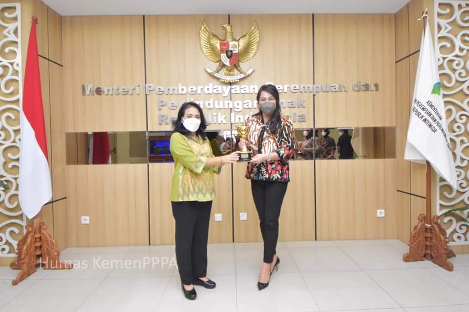 PRESTASI DAERAH: Menteri Pemberdayaan Perempuan dan Perlindungan Anak RI Bintang Puspayoga saat menyerahkan penghargaan APE kepada Pemprov Sulut, yang diwakili Kepala DP3A Daerah Sulut dr Kartika Devi Kandouw-Tanos, di Jakarta, Jumat (24/5).