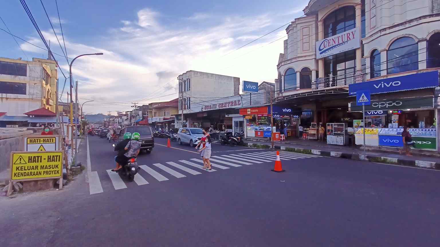 DIUJICOBAKAN : Suasana lalu lintas di seputaran pusat Kota Tomohon, yang kini telah dibuka dua jalur. Dok Jul/MP. 