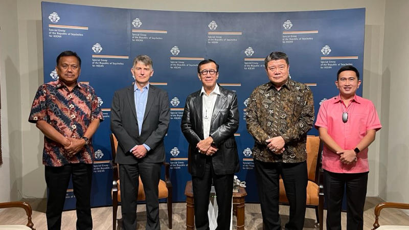 KERJASAMA: Gubernur Sulut Olly Dondokambey bersama Menkumham Yasonna Laoly serta Legislator Sulut Rocky Wowor saat bertemu dua Dubes.