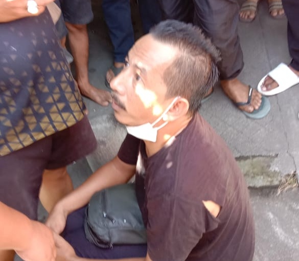 Oknum Ketua Partai Ummat saat diamankan warga usai kecelakaan, Senin (6/9).