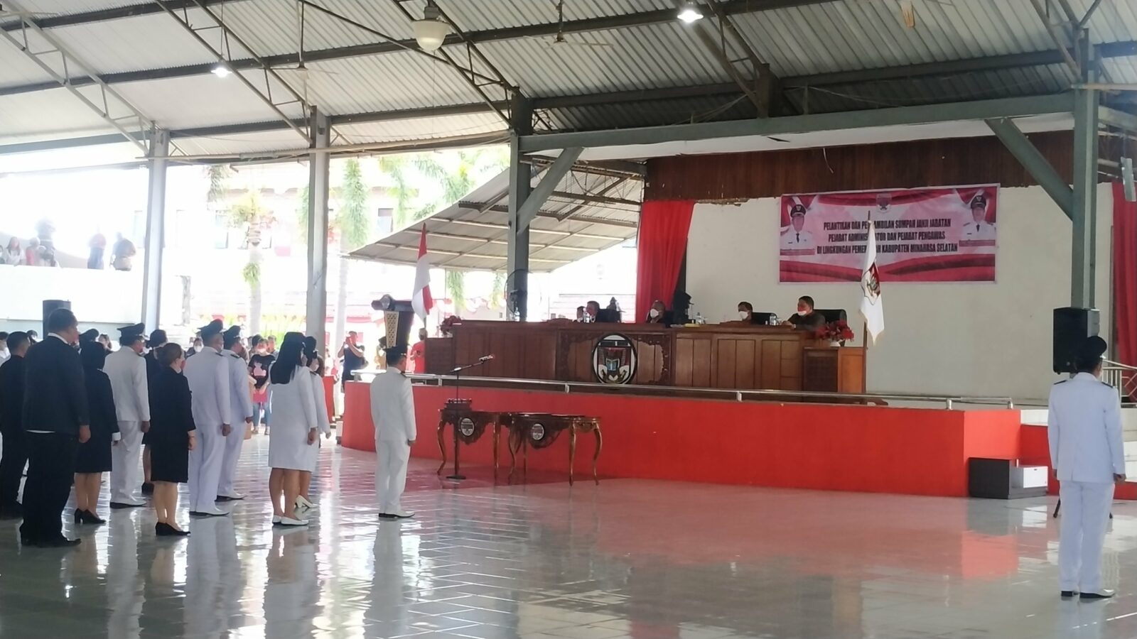 Para pejabat yang dilantik Bupati Minsel Franky Donny Wongkar di Aula Waleta kantor Bupati Minsel.