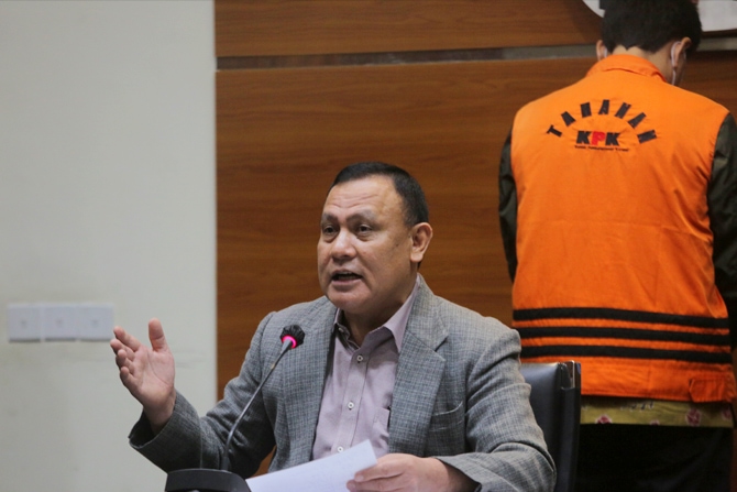 Ketua KPK Firli Bahuri saat jumpa pers terkait penahanan Wakil Ketua DPR Fraksi Golkar Azis Syamsuddin di gedung KPK, Kuningan, Jakarta Selatan, Sabtu dini hari (25/9). Azis resmi ditahan KPK sebagai tersangka terkait kasus dugaan pengurusan Dana Alokasi