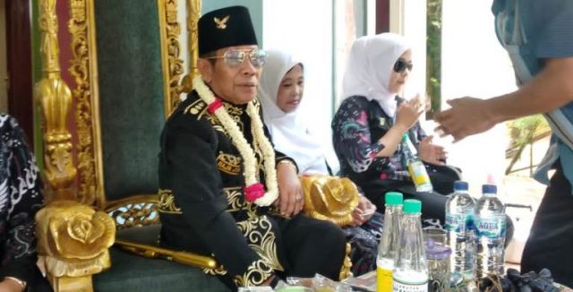 Iskandar Jamaludin Firdaus, pria yang mengaku Raja Kerajaan Angling Dharma Pandeglang. (Bantennews)