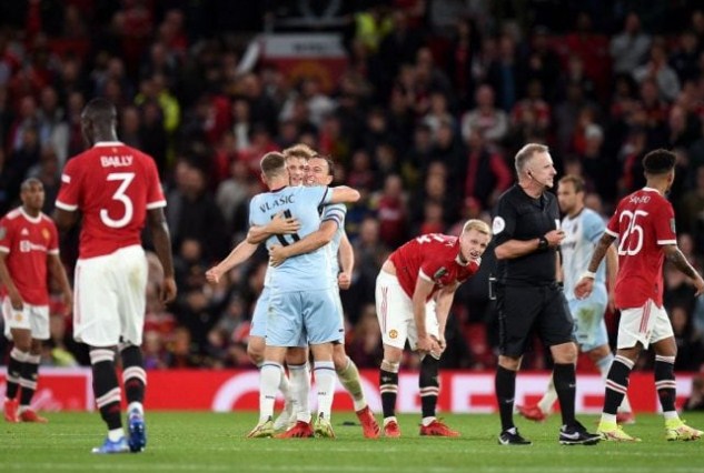 Manchester United tersingkir dalam putaran ketiga Piala Liga di Old Trafford kemarin (23/9). (OLI SCARFF/AFP )