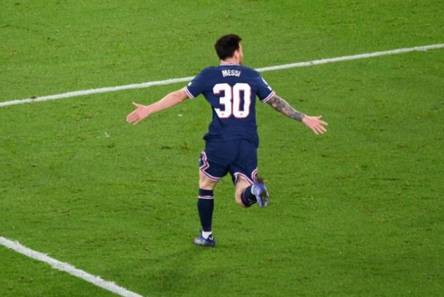 Lionel Messi merayakan gol perdananya untuk PSG. dalam laga melawan Manchester City. (Alain Jocard/AFP)