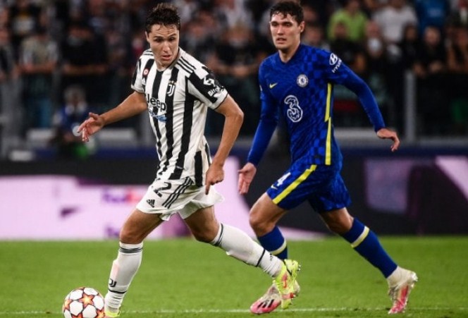 Penyerang Juventus Federico Chiesa (kiri) menjadi penentu kemenangan Juventus atas Chelsea.. (Marco Bertorello/AFP/Antara)