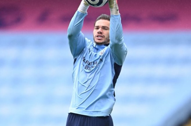 Kiper Manchester City Ederson Moraes tidak bisa turun lawan Leicester City dalam matchweek keempat Premier League besok malam (11/9). (LAURENCE GRIFFITHS/POOL/AFP)