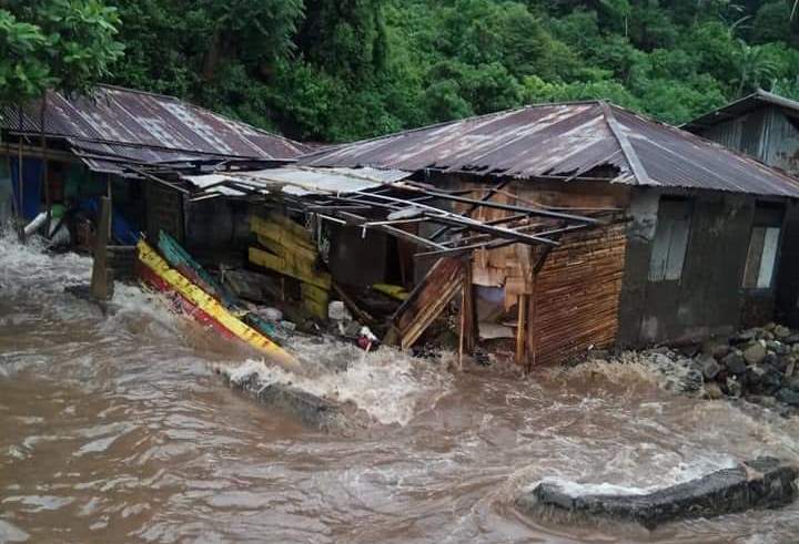 Hantaman gelombang pasang yang menimpa rumah warga di Kelurahaan Dorbolaang, Kecamatan Lembeh Selatan.(Istimewa)
