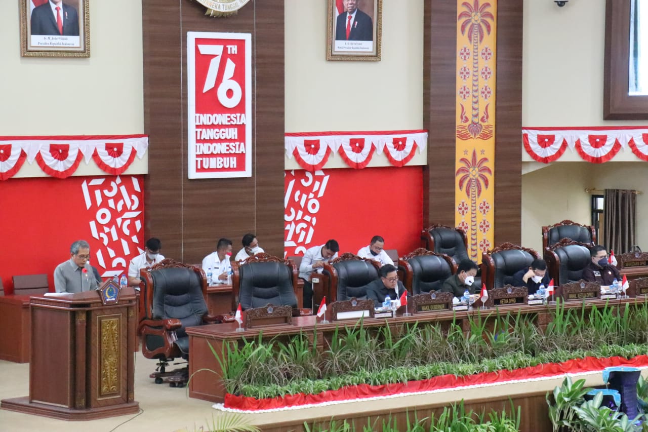 Anggota Banggar Boy Tumiwa saat membacakan hasil pembahasan APBD Perubahan.