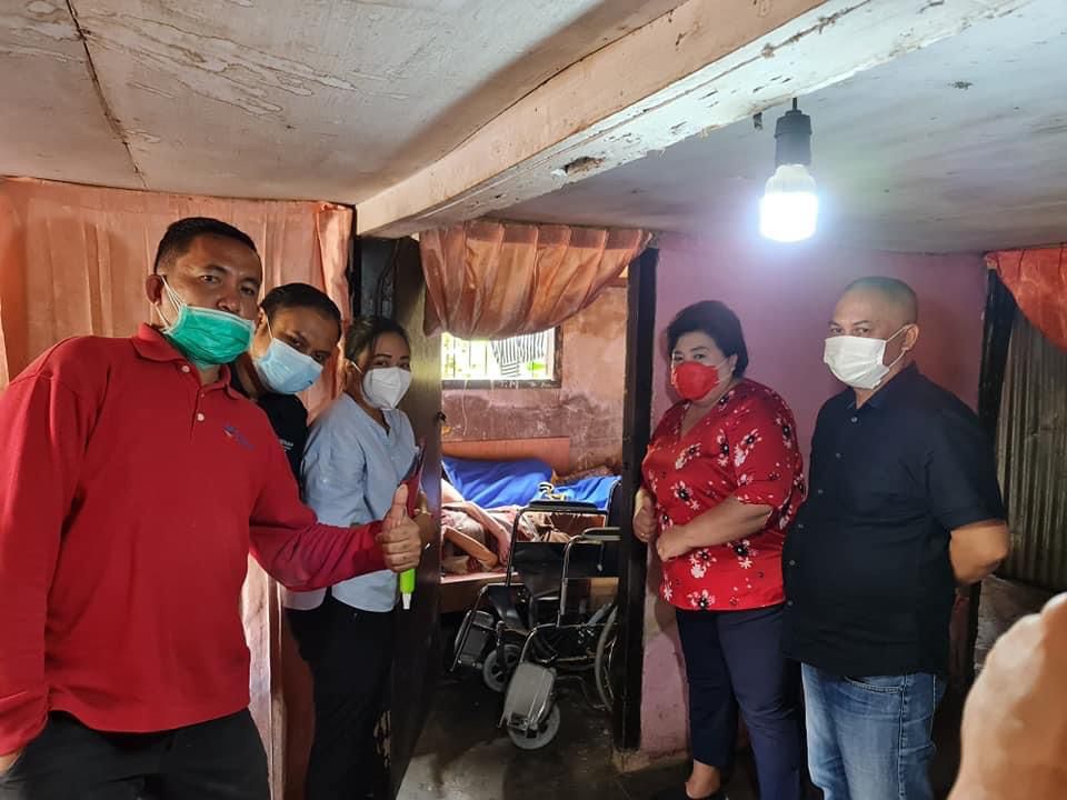 Penyerahan kursi roda dari Vonny Paat kepada masyarakat yang membutuhkan.