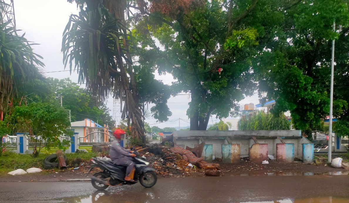 Sampah di luar TPS di depan Kantor Navigasi Bitung ini.(FRANKY SUMARAW)