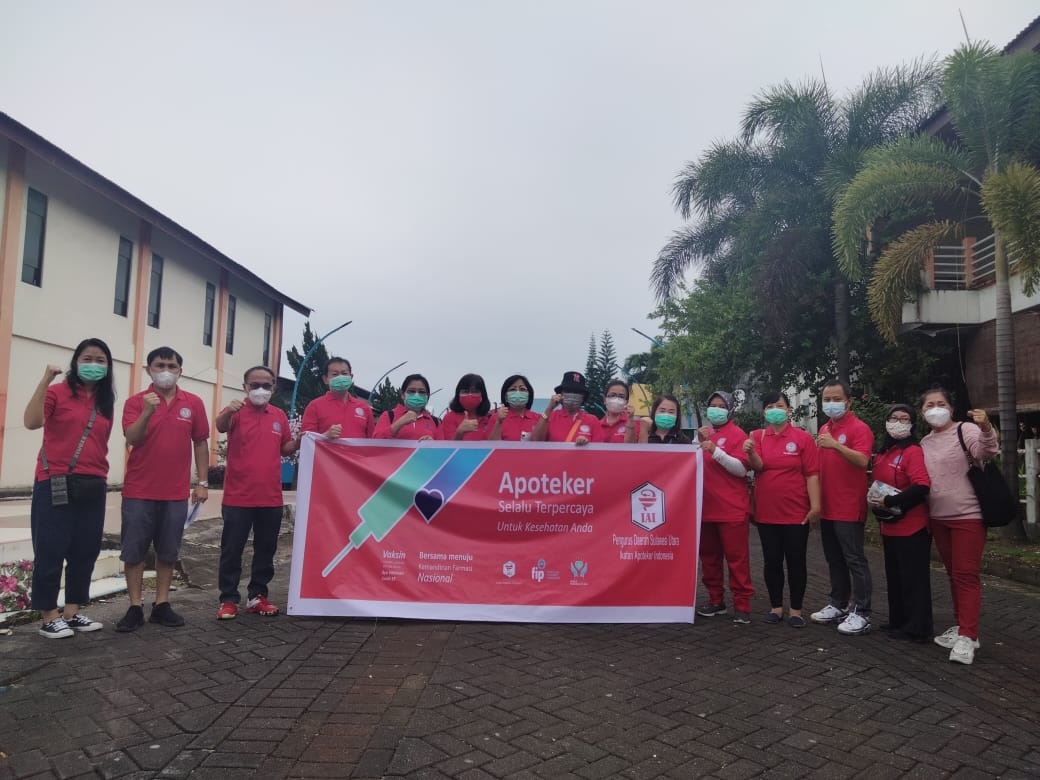 Ikatan Apoteker Indonesia Provinsi Sulawesi Utara saat membagikan masker, handsanitizer, dan vitamin kepada masyarakat, Sabtu (25/9).