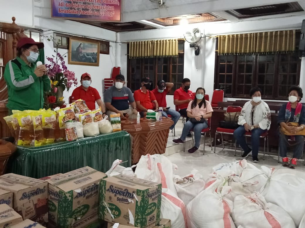 SOSIAL: Ketua WKI Sinode GMIM Adriana Dondokambey bersama jajaran komisi menyerahkan bantuan untuk warga Minahasa Tenggara yang terkena bencana.