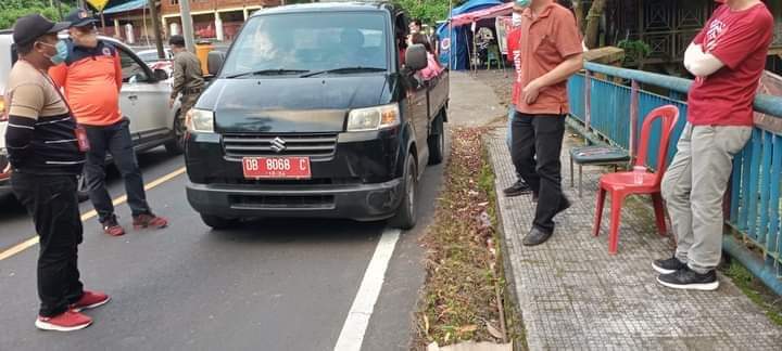Kendaraan dinas pelat merah DB 8068 C diberhentikan petugas di salah satu pos penyekatan pengucapan syukur Kabupaten Minsel. (Istimewa)