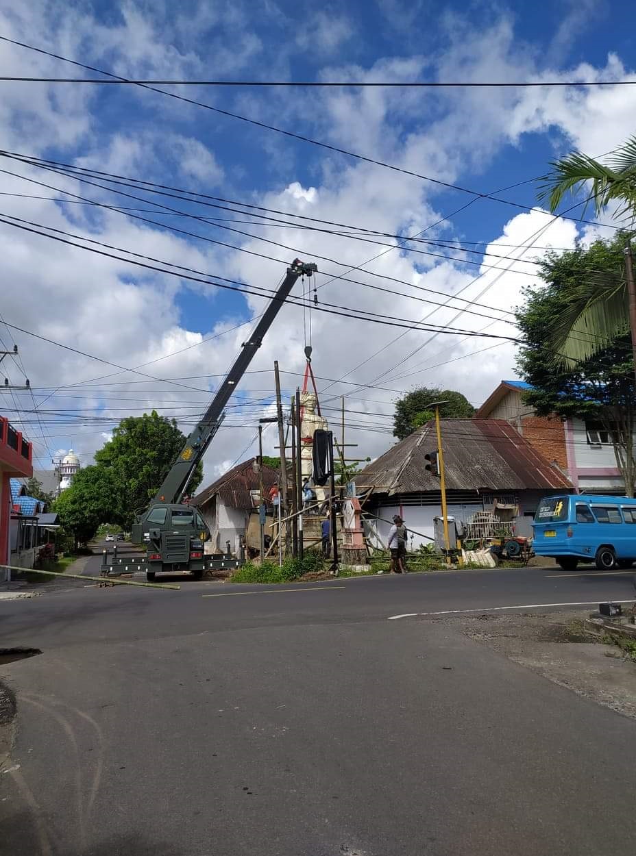 DIPINDAHKAN: Proses pemindahan patung Johan Gotlieb Schwarz, dan akan digantikan dengan monumen patung yang baru, diprakasai Menhan Prabowo Subianto. (Jackson for MP)