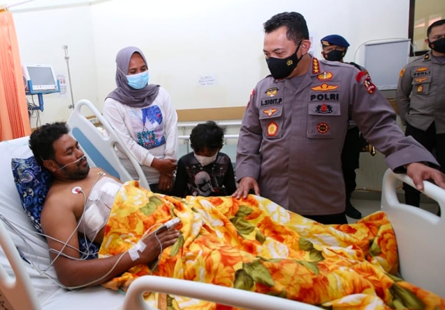 Kapolri Listyo Sigit Prabowo saat menjenguk anggota Polri yang menjadi korban baku tembak dengan KKB. (Istimewa)