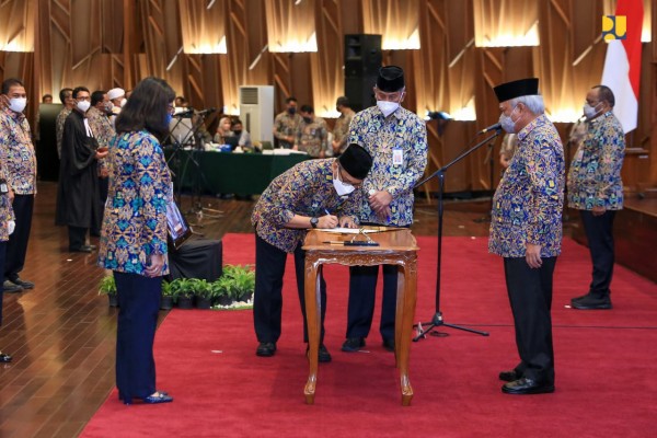 PROSESI : Sertijab yang dipimpin langsung Menteri Basuki Hadimuljono di Aula Kementerian PUPR, beberapa hari lalu.