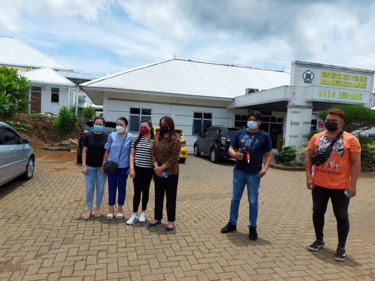 MINTA KEJELASAN: Perwakilan Eks Nakon saat menyambangi RSUD Anugerah, Senin (11/10). Dok istimewa