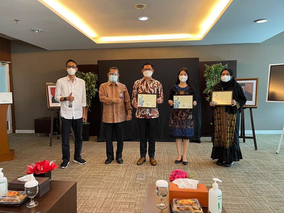 Bupati Joune Ganda menerima sertifikat dari LKPP RI, Senin (11/10).