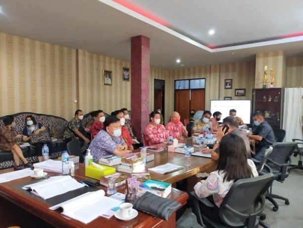 Suasana rapat TAPD dan Banggar DPRD Minut, Kamis (21/10).