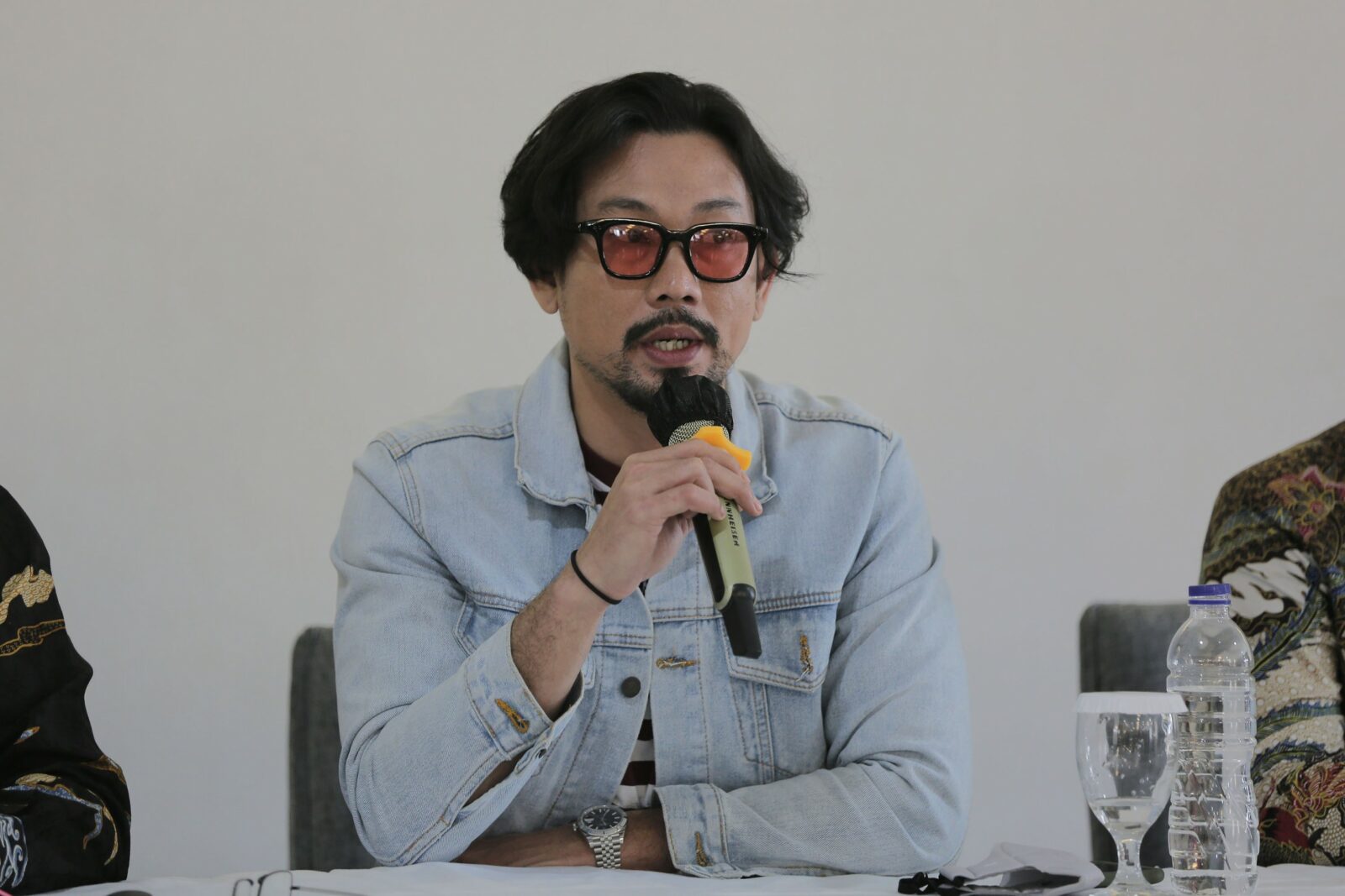 Denny Sumargo bersama kuasa hukumnya saat jumpa pers terkait penipuan atas dirinya. (Imam Husein/Jawa Pos)