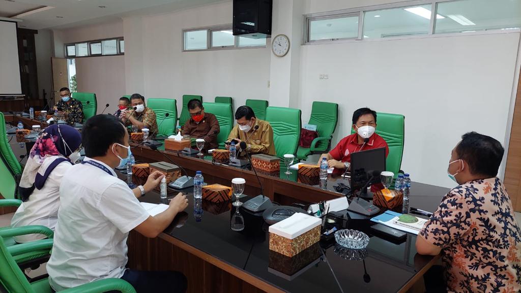 KRITISI: Ketua DPRD Sulut dr Fransiscus Silangen SpB KBD bersama jajaran saat diskusi dengan tim dari Kementerian ATR/BPN di Jakarta, kemarin.