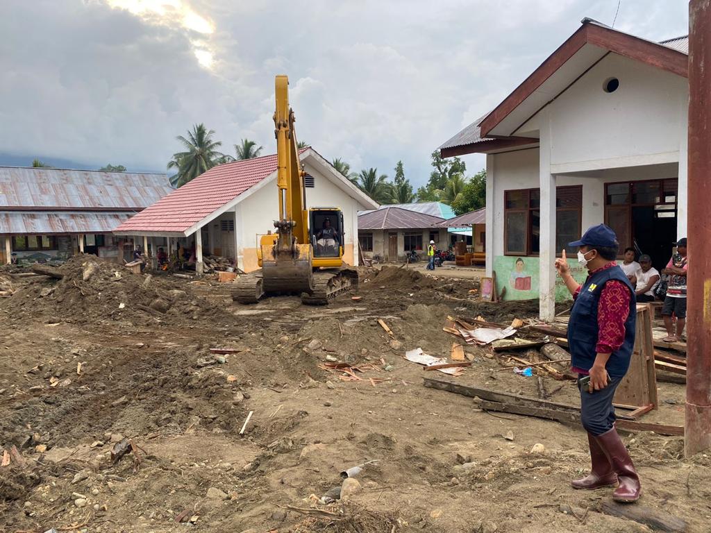 PANTAU BENCANA: Kepala BWS Sulawesi I, I Komang Sudana saat melakukan pemantauan pekerjaan alat berat di lokasi bencana banjir bandang Bolmong, (1/10).