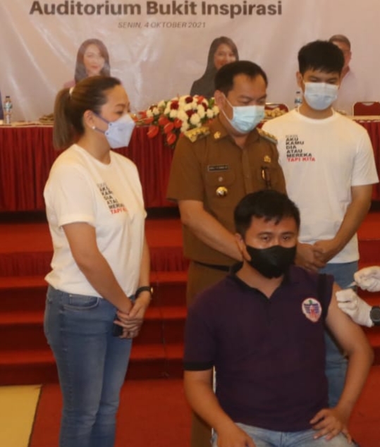 SINERGITAS: Ketua KPR Sinode GMIM Pnt Michaela Elsiana Paruntu (kiri) bersama Wali Kota Tomohon Caroll Senduk (kedua dari kiri) saat kegiatan Vaksinasi Serentak, di Auditorium Bukit Inspirasi (ABI) Kota Tomohon, Senin (4/9/2021).