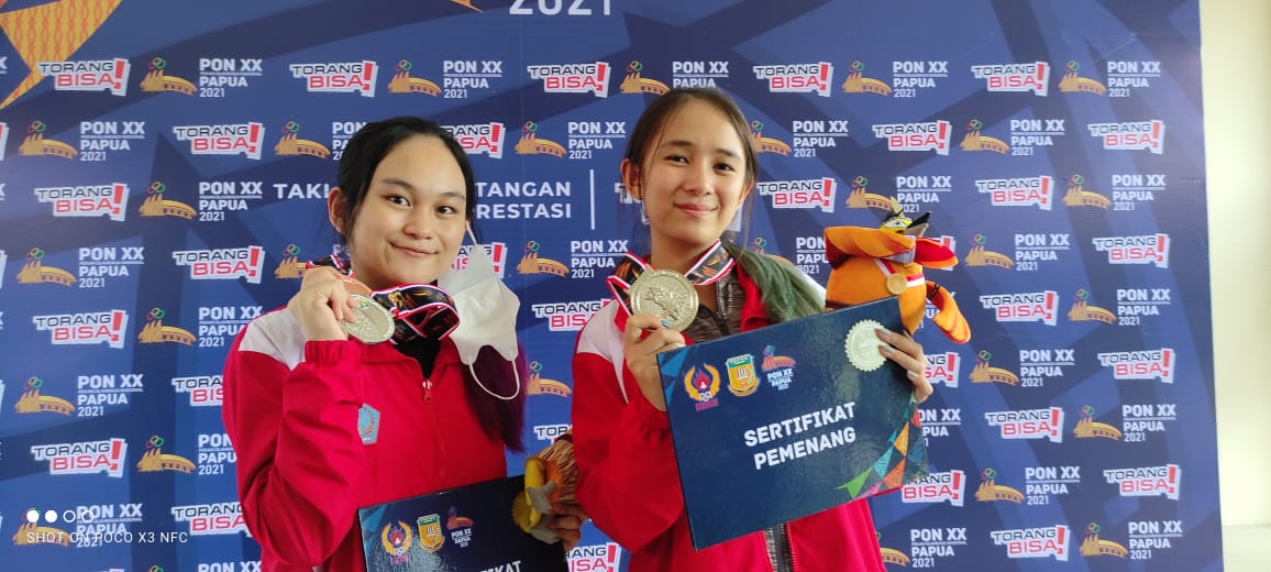 Gisella Lasut dan Fransisca Siagian usai menerima Medali Perak  dI Cabor menembak PON XX Papua 2021. (ayurahmi/MP)