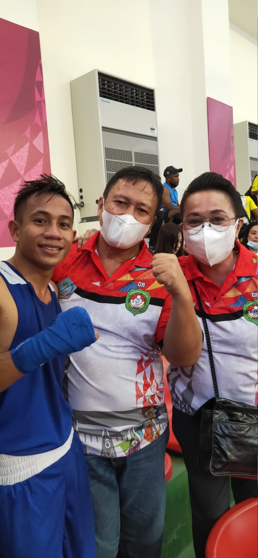 Petinju Putra asal Sulut Juandy Abas (kostum biru)  usai bertanding,  Rabu (6/10) malam.