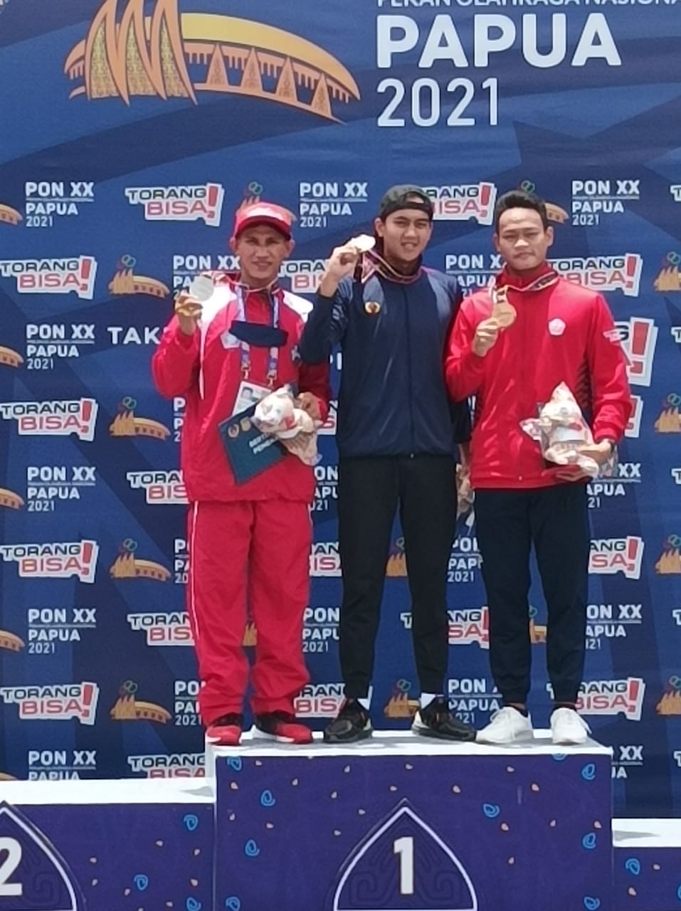 Atlet Selam Micky Wowor saat menerima Medali Perak, Senin (11/10)