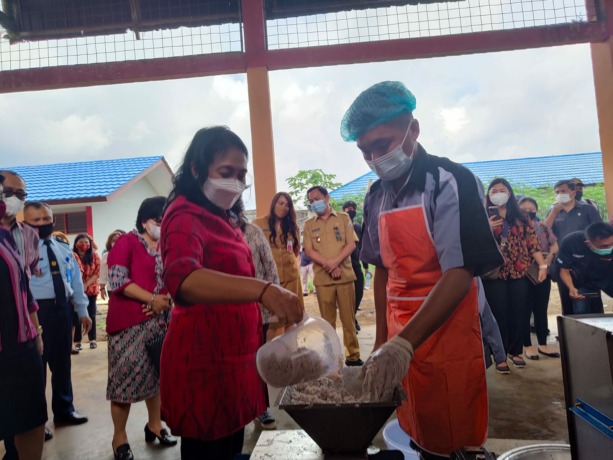 TURUN LANGSUNG: Menteri PPA Bintang Puspayoga saat meninjau LPKA Tomohon dan Lapas Perempuan. (Balladewa/MP)