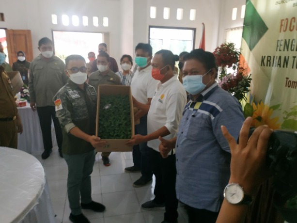 TOPANG KEBUTUHAN: Senator DPD RI Ir. Stefanus BAN Liow, MAP, menyerahkan bantuan kepada perwakilan asosiasi petani bunga Tomohon.  Dok istimewa. 