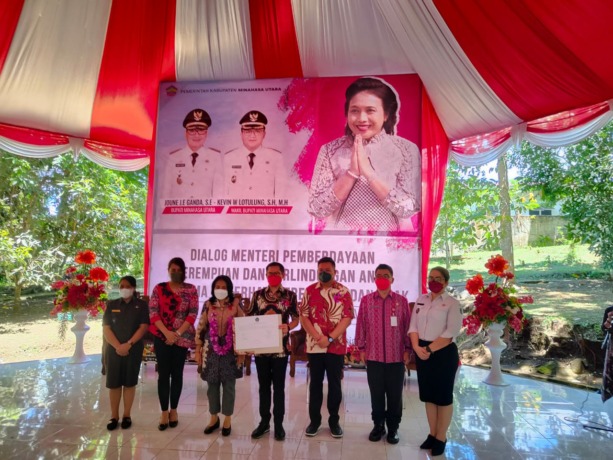 SINERGITAS: Menteri PPA Bintang Puspayoga bersama Kepala DP3A Daerah Sulut dr Kartika Devi Kandouw-Tanos saat melakukan kunjungan di Kabupaten Minut. (Balladewa/MP)
