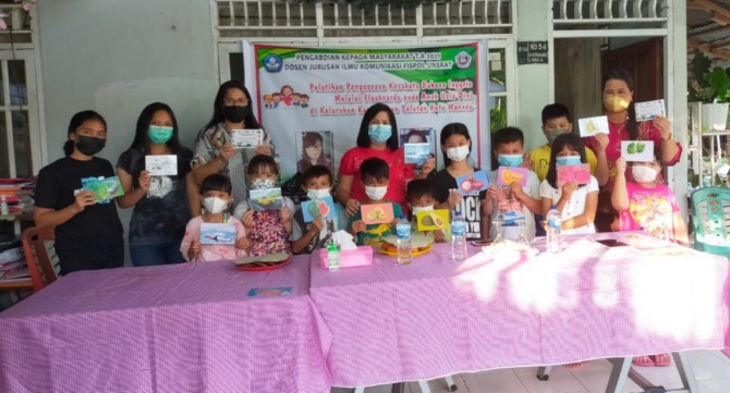 KEWAJIBAN: Ketua PKM Anita Runtuwene S.S, M.Hum dan Dr Leviane JH Lotulung S.Sos, M.Ikom saat turun langsung menggelar PKM di Kelurahan Karombasan Selatan. (Dok Istimewa)