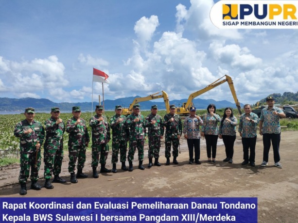 PANTAU : Kepala BWS Sulawesi I, I Komang Sudana dan Pangdam XIII Merdeka WWF Mamahit bersama tim dalam evaluasi pembersihan eceng gondok Danau Tondano oleh TNI AD.