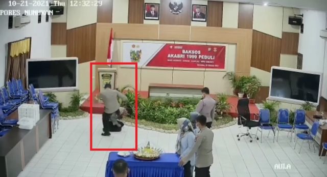 Kapolres Nunukan AKBP Syaiful Anwar pukul anak buah viral di media sosial.