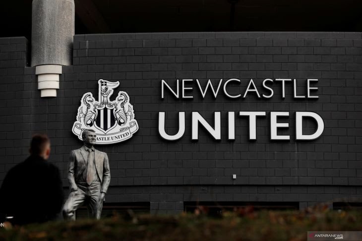 Pemilik baru Newcastle United akan memasuki St. James Park setelah membeli klub itu dari Mike Ashley
