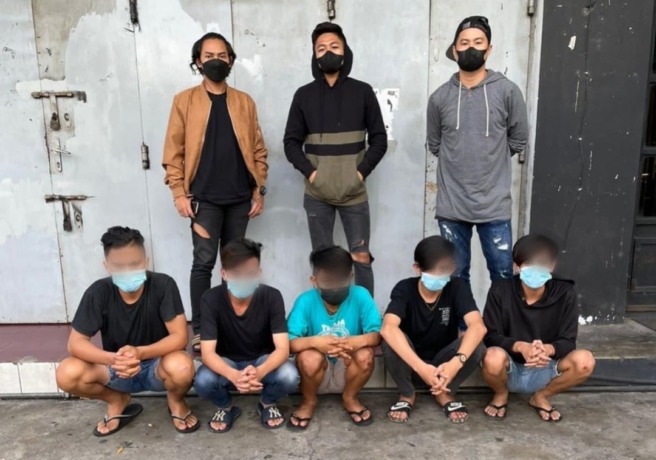 Tak butuh waktu lama bagi Tim Resmob Ditreskrimum Polda Sulut untuk meringkus para pelaku dalam aksi biadab tersebut. Masing-masing berinisial GK alias Karisoh (19), MCL alias Laode (18), GNB alias Baginda (16), warga Mahakeret Timur, Kecamatan Wenang. La