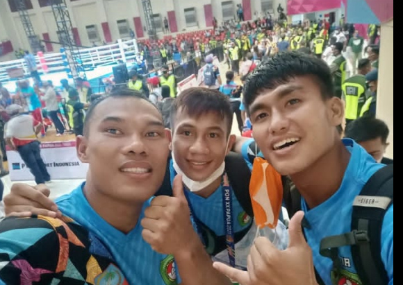 Michel Juan Abas, Farrand Papendang dan Toar Sompotan,  tiga petinju Sulut yang lolos ke babak final.