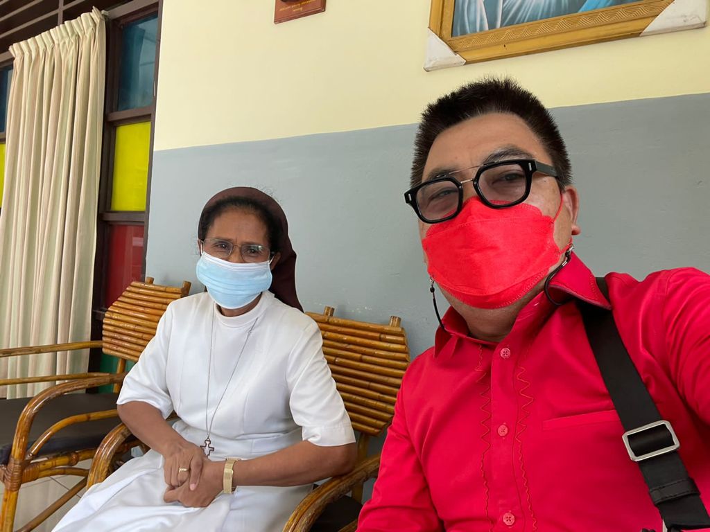 Suster Alexia bersama Fabian Kaloh.