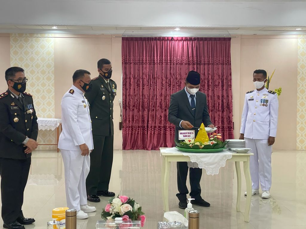 SINERGITAS: pemotongan tumpeng sebagai rasa syukur telah melewati 76 tahun masa bakti TNI, dilakukan oleh Sekkab Melanchton Harry Wolff didampingi Danlanal Tahuna Kolonel Laut (P) Sobarudin MTr Hanla, Dandim 1301/ Sangihe Letkol Arm Lukas Meinardo Sormin