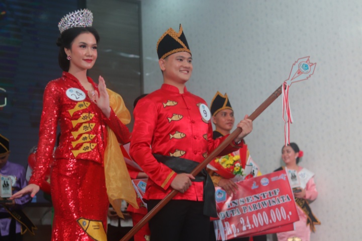 Yoel Montolalu dan Yvette Rondonuwu dinobatkan sebagai Putra Putri Bitung 2021, malam grand final pemilihan di Aula SHS, Kantor Wali Kota Bitung.(Istimewa)