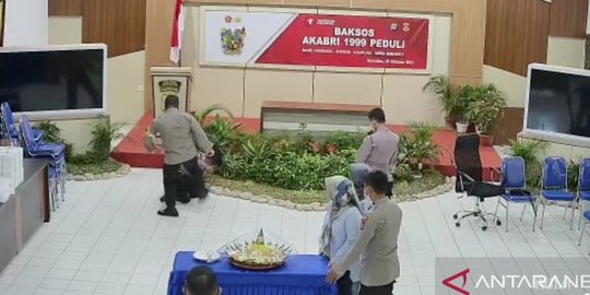 Tangkapan layar dari CCTV yang merekam detik-detik aksi pemukulan kepada Brigadir SL.