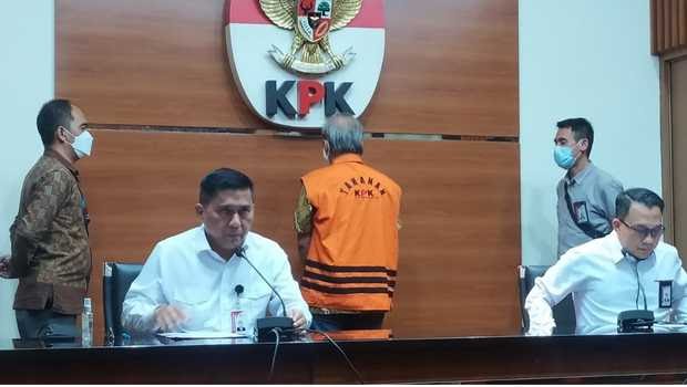 Deputi Penindakan dan Eksekusi KPK Karyoto (kiri), menyampaikan penahanan Kepala Divisi Konstruksi VI PT Adhi Karya (Persero) Dono Purwoko, yang merupakan tersangka kasus dugaan korupsi proyek kampus IPDN di Minahasa, Sulut di Gedung KPK, Jakarta, Rabu, (