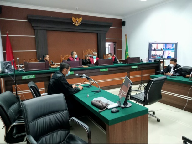 Suasana sidang putusan Tipikor Dandes Lansa TA 2018-2019 di PN Tipikor Manado digelar semi virtual, Jumat (12/11).